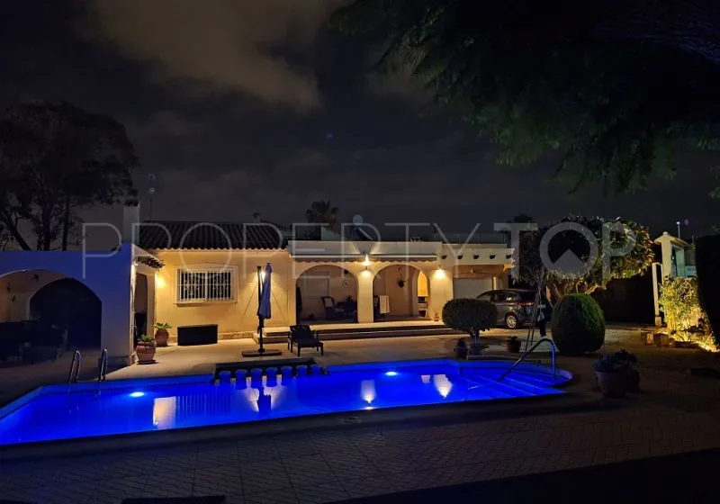 Villa for sale in Alicante with 3 bedrooms