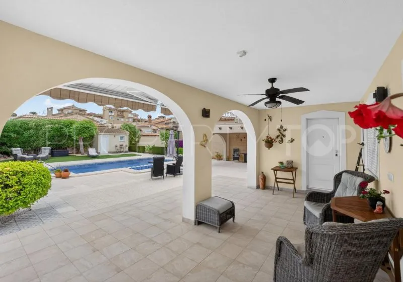Villa for sale in Alicante with 3 bedrooms