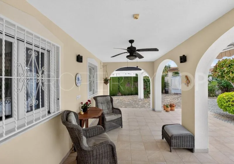 Villa for sale in Alicante with 3 bedrooms