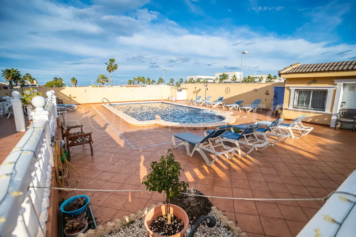 Villa en venta en Los Balcones con 6 dormitorios
