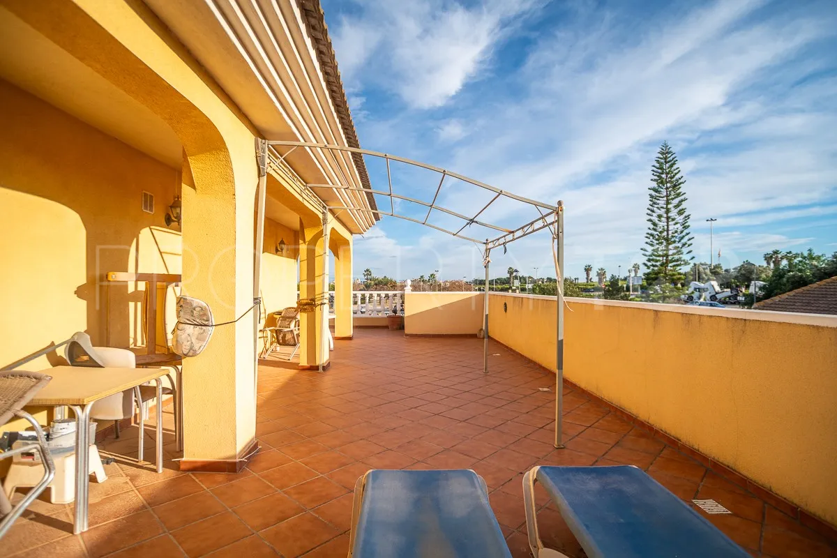 Villa en venta en Los Balcones con 6 dormitorios
