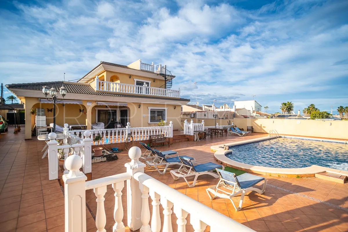 Villa en venta en Los Balcones con 6 dormitorios