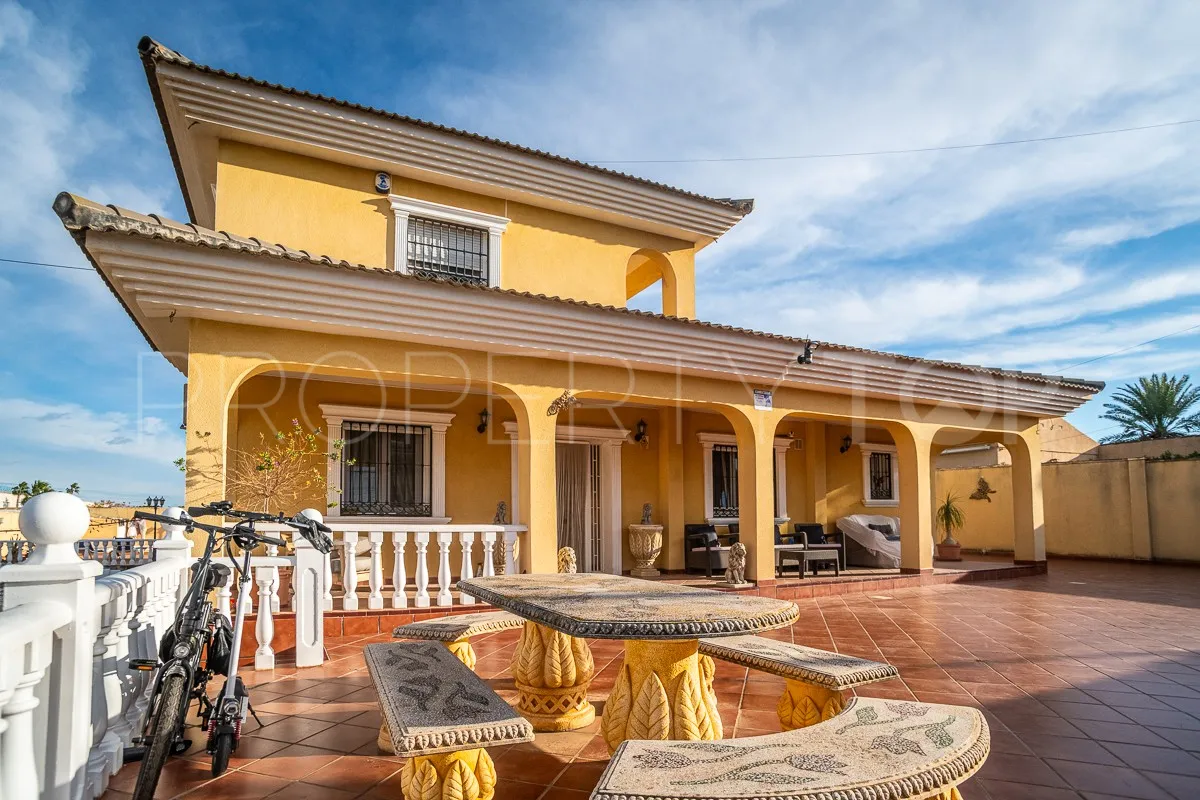 Villa en venta en Los Balcones con 6 dormitorios