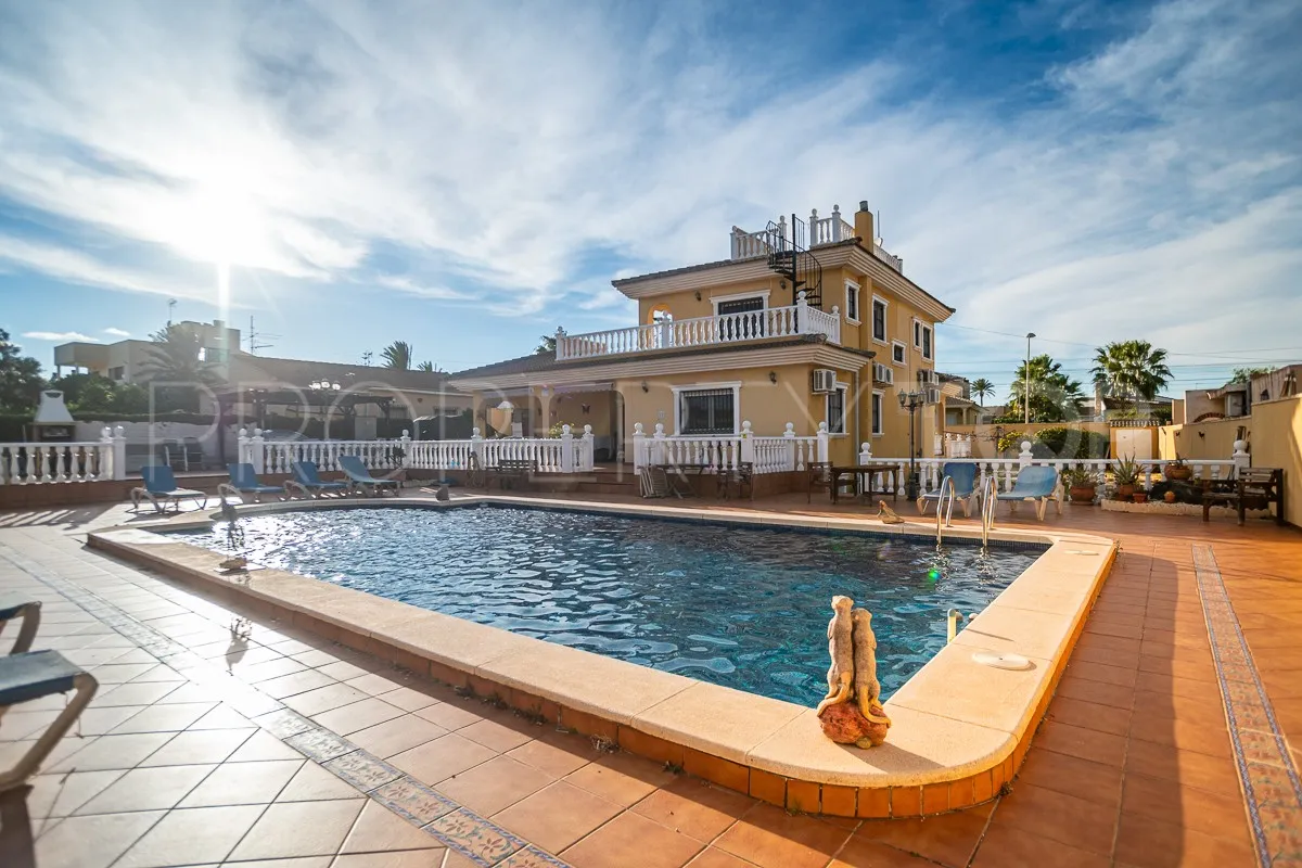 Villa en venta en Los Balcones con 6 dormitorios