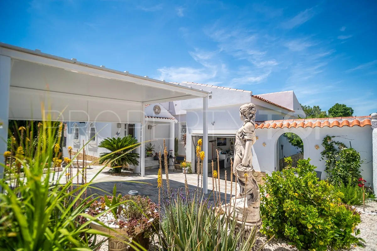Comprar villa de 3 dormitorios en Villa Marina