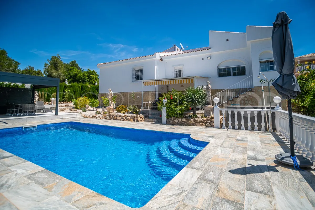 Comprar villa de 3 dormitorios en Villa Marina