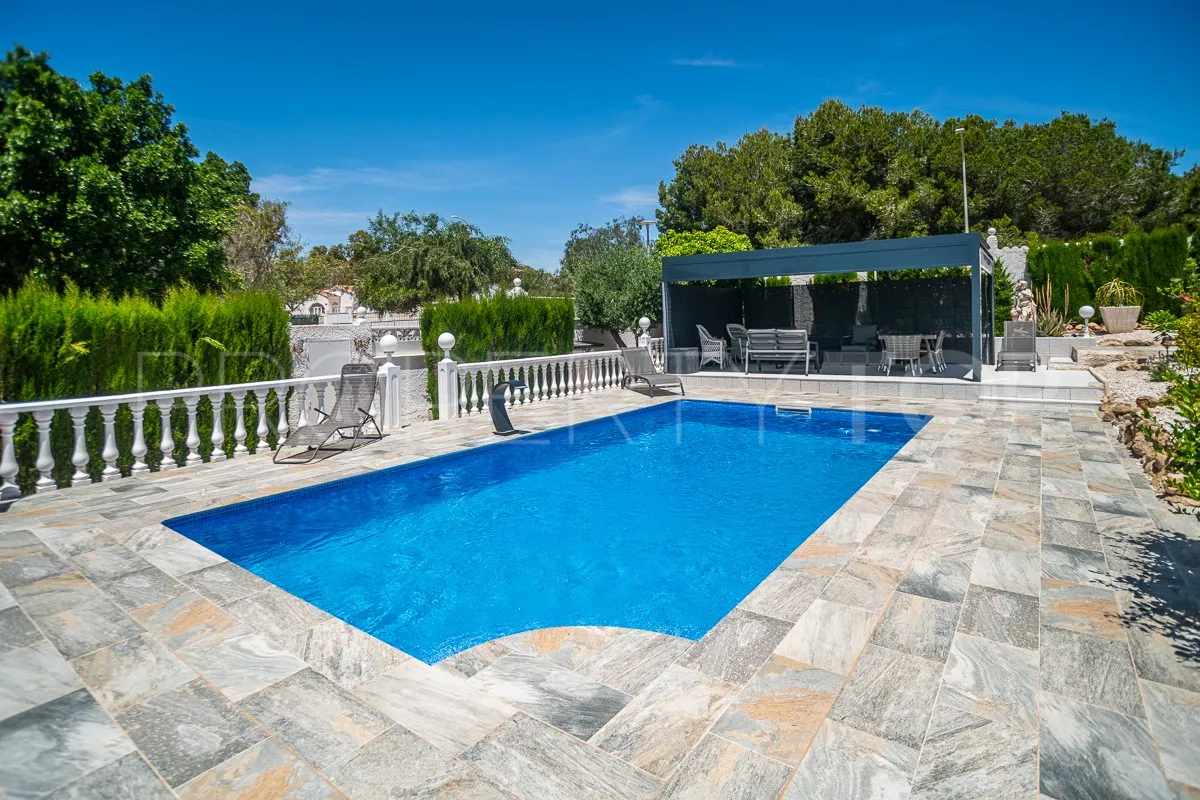 Comprar villa de 3 dormitorios en Villa Marina