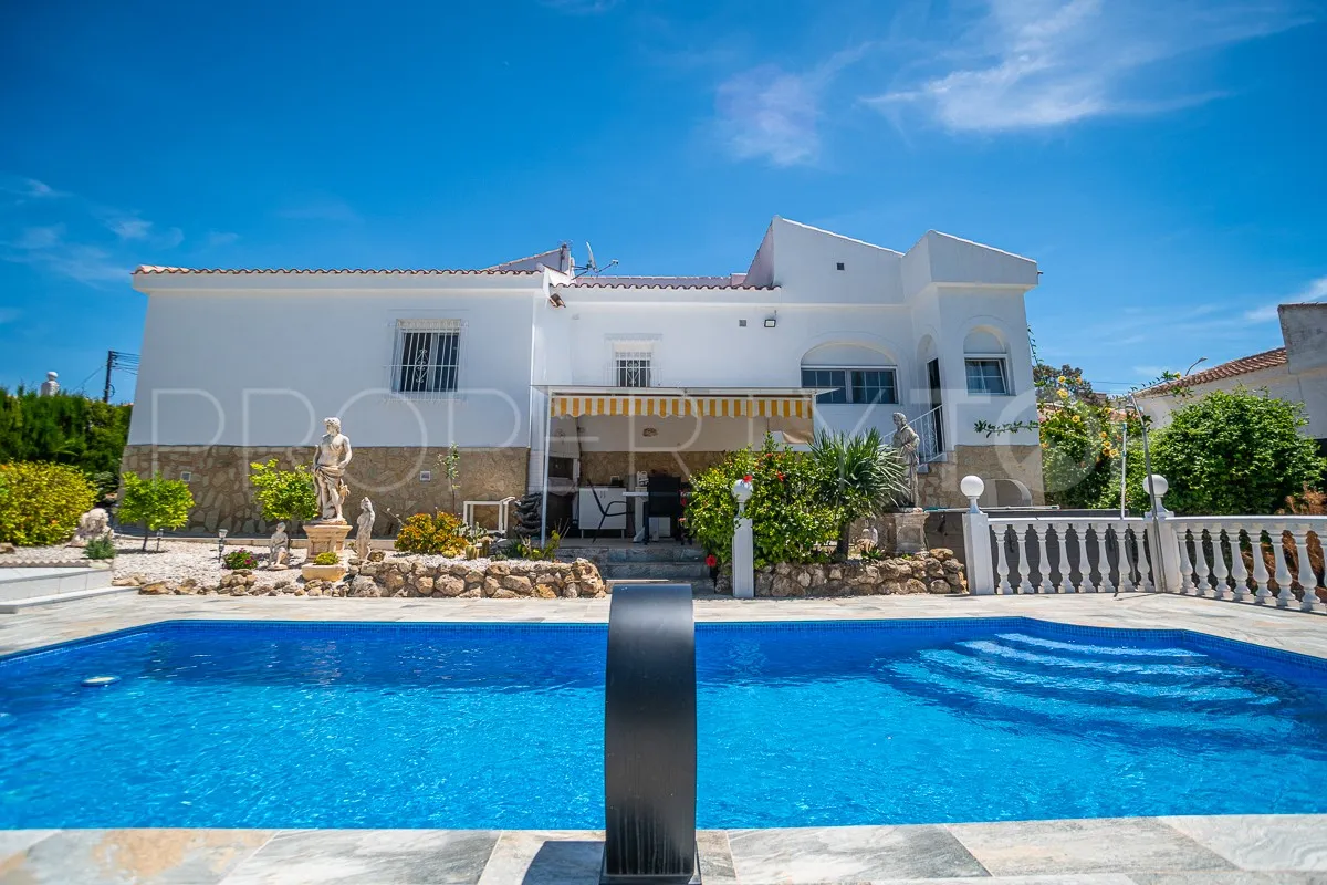 Comprar villa de 3 dormitorios en Villa Marina