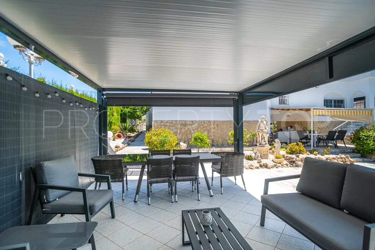 Comprar villa de 3 dormitorios en Villa Marina
