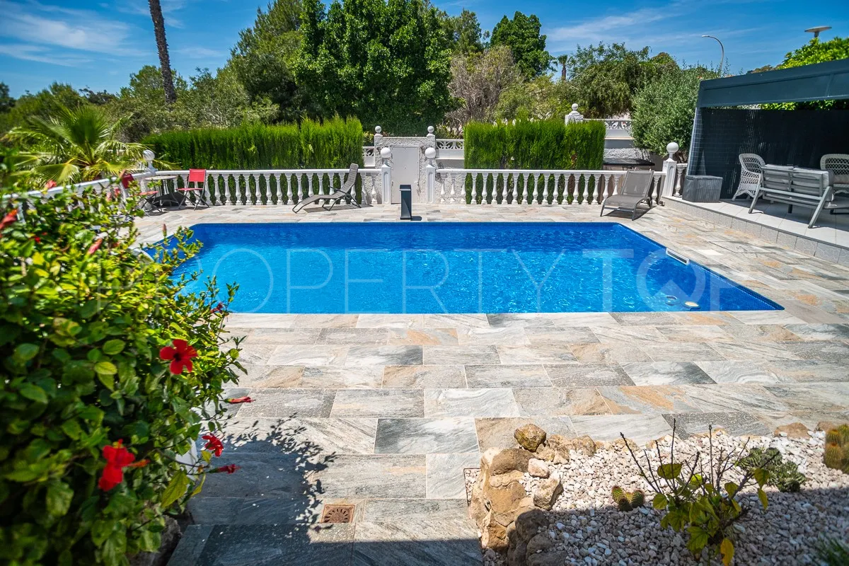 Comprar villa de 3 dormitorios en Villa Marina