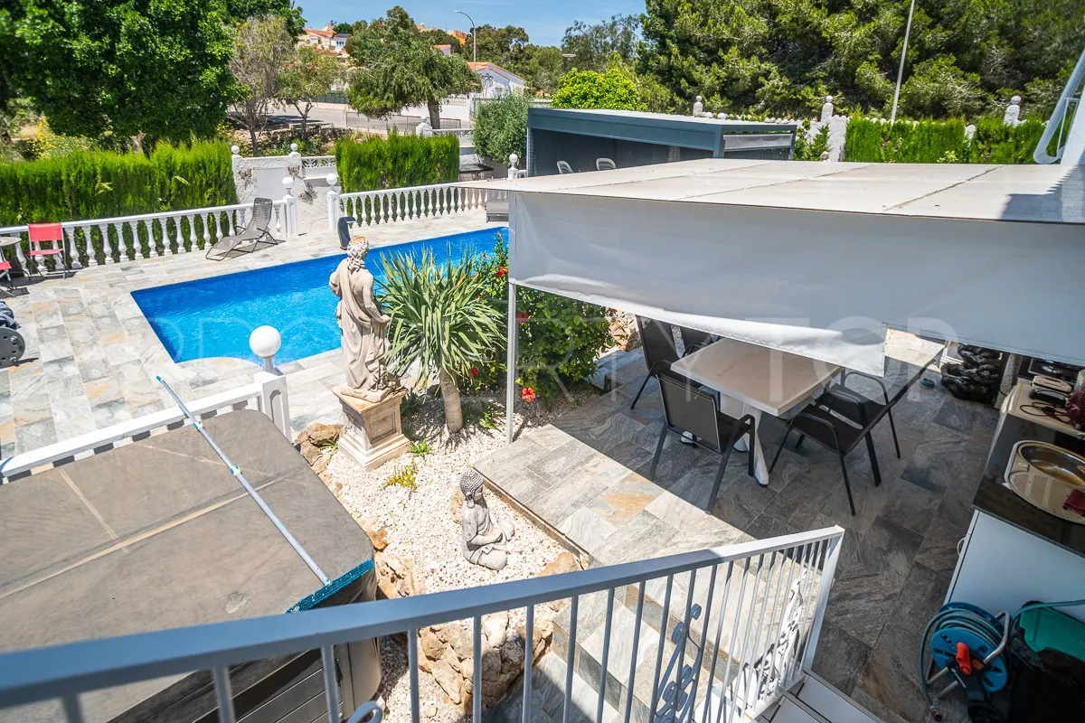 Comprar villa de 3 dormitorios en Villa Marina