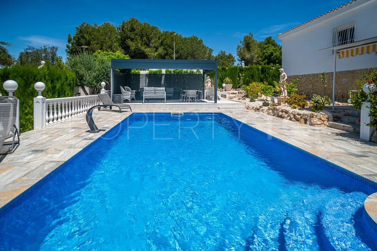 Comprar villa de 3 dormitorios en Villa Marina