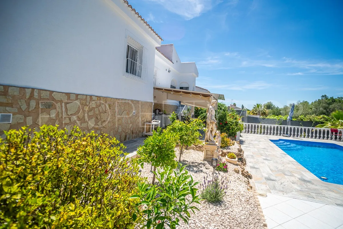 Comprar villa de 3 dormitorios en Villa Marina