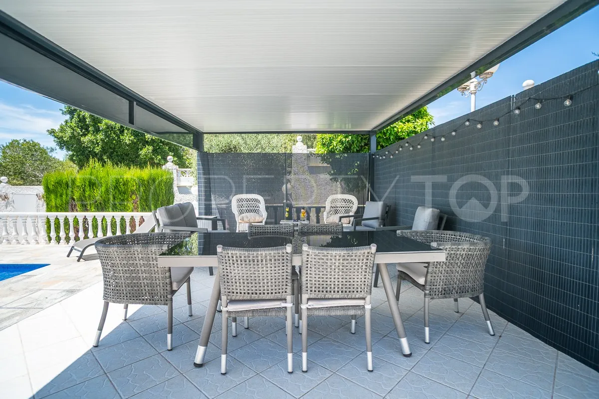 Comprar villa de 3 dormitorios en Villa Marina