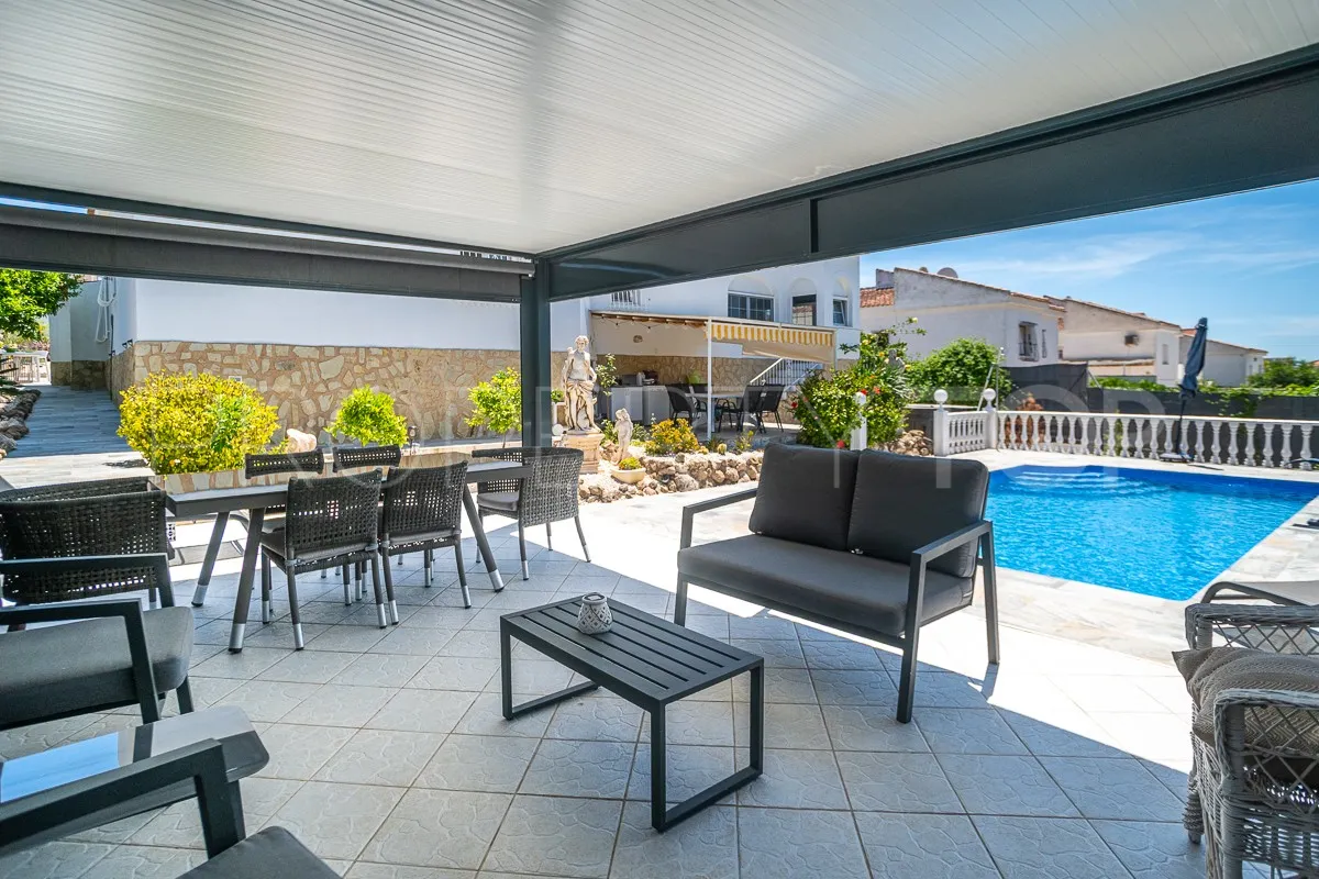 Comprar villa de 3 dormitorios en Villa Marina