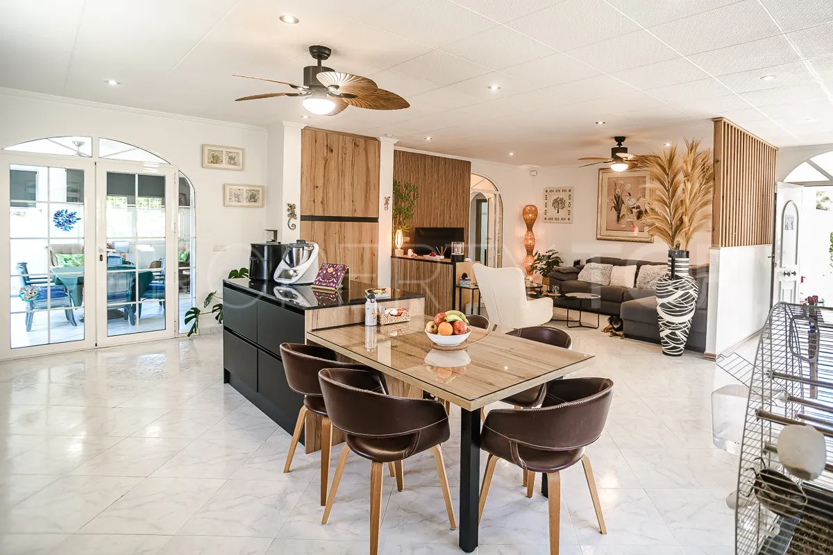 Comprar villa de 3 dormitorios en Villa Marina