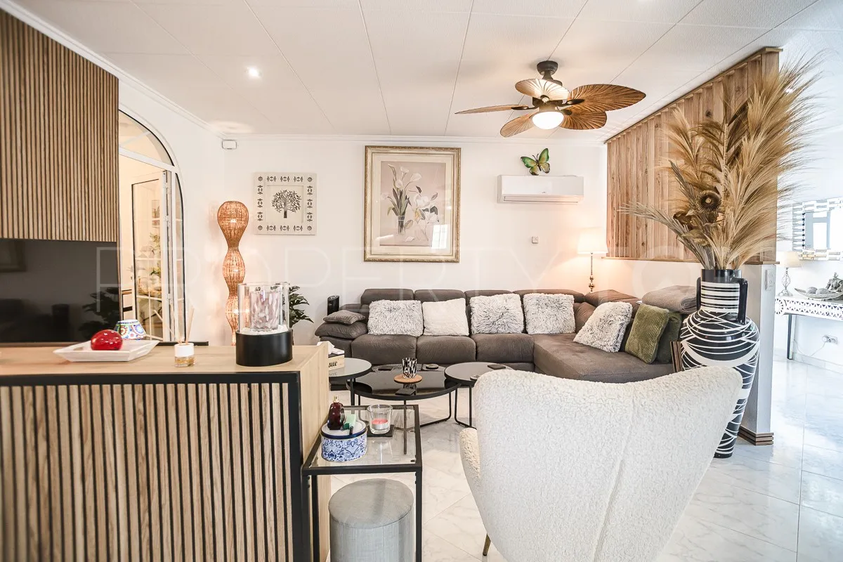 Comprar villa de 3 dormitorios en Villa Marina