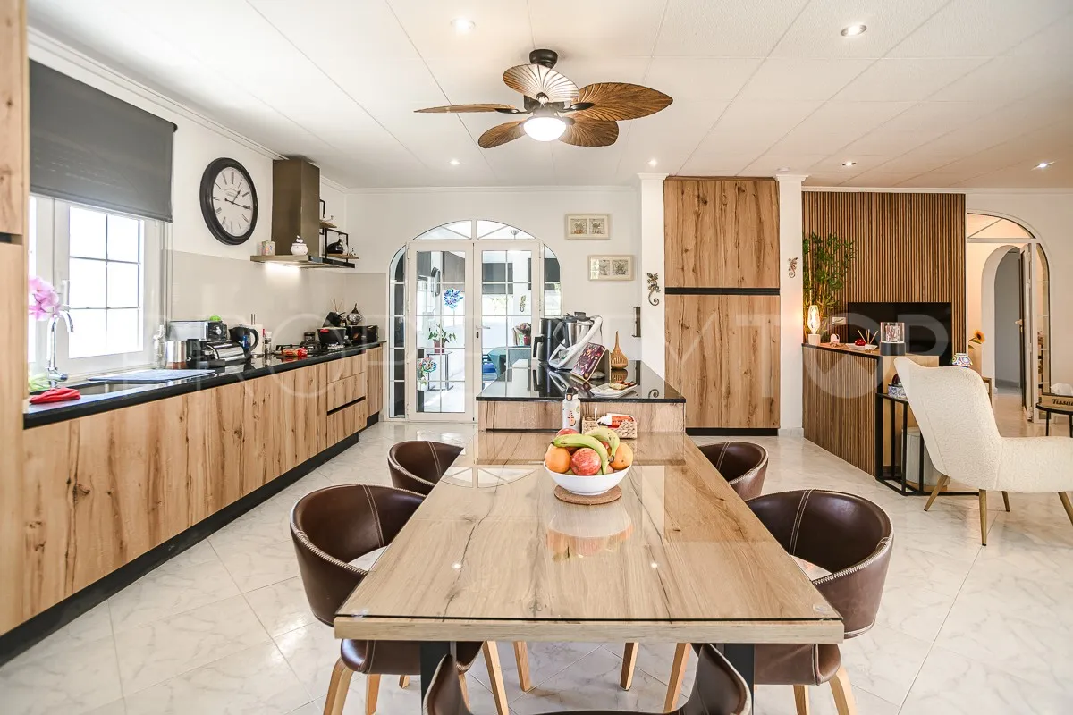 Comprar villa de 3 dormitorios en Villa Marina