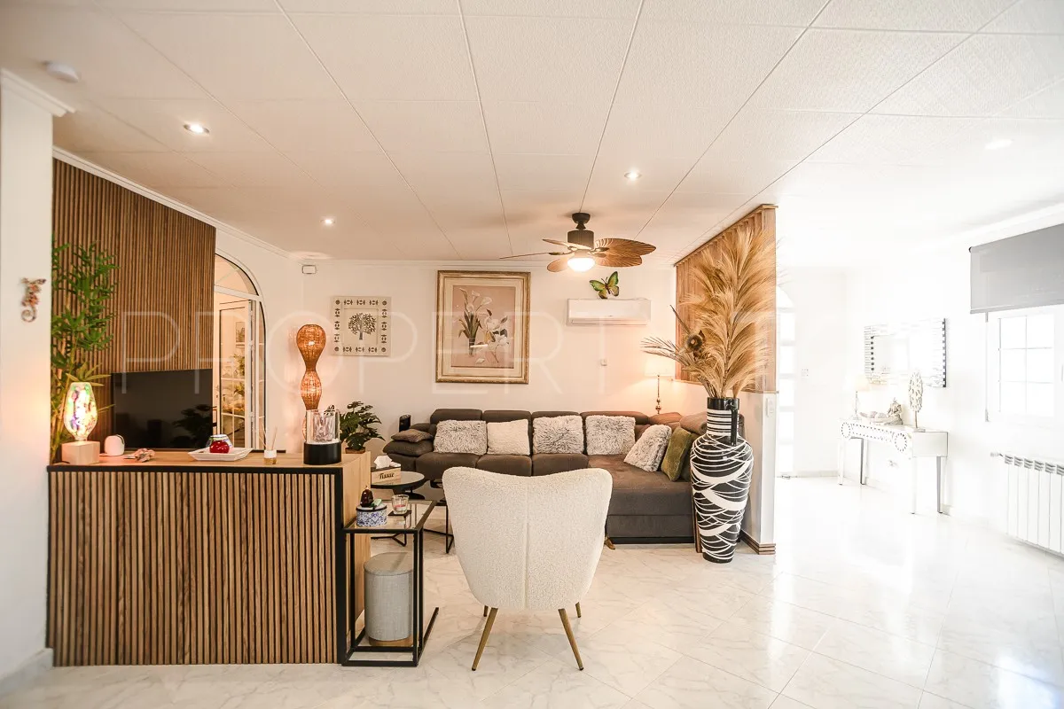 Comprar villa de 3 dormitorios en Villa Marina
