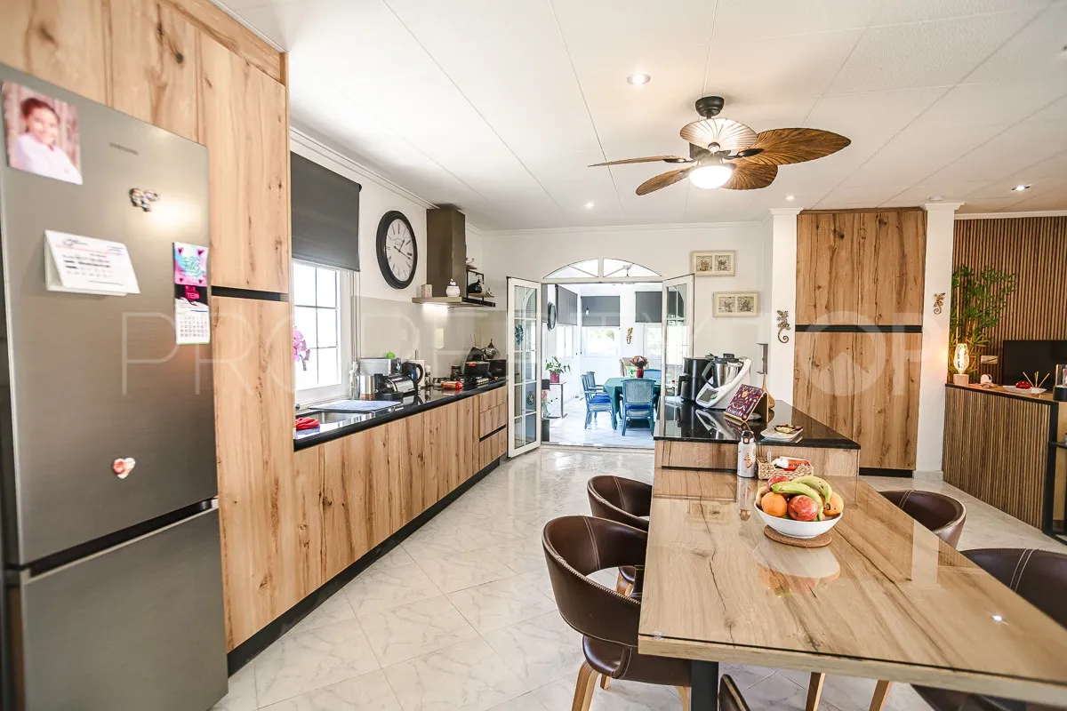 Comprar villa de 3 dormitorios en Villa Marina