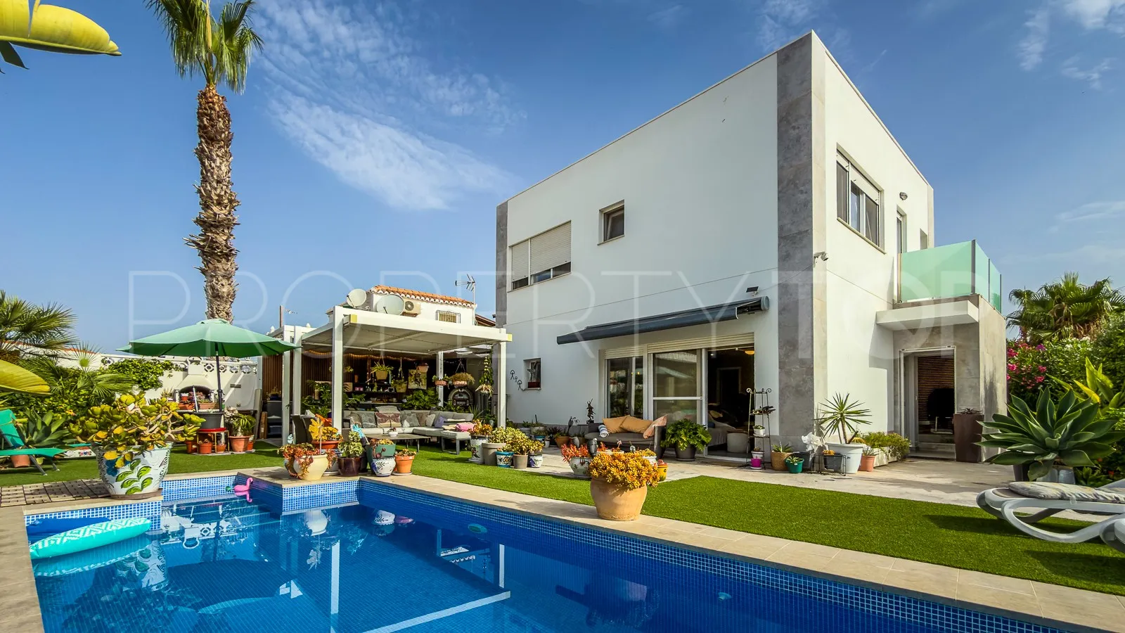 Villa en venta en Torrevieja con 2 dormitorios