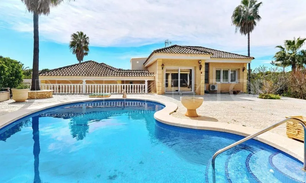 Villamartin, villa con 5 dormitorios a la venta