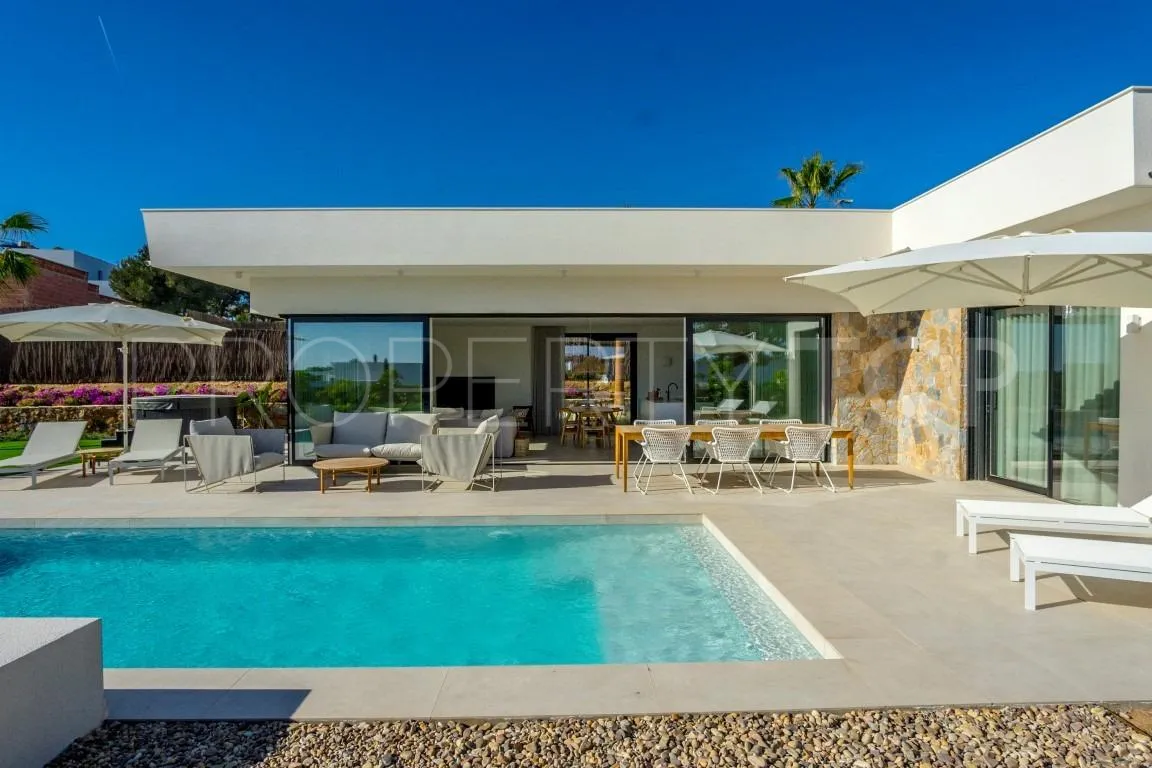 Villa en venta en Las Colinas Golf