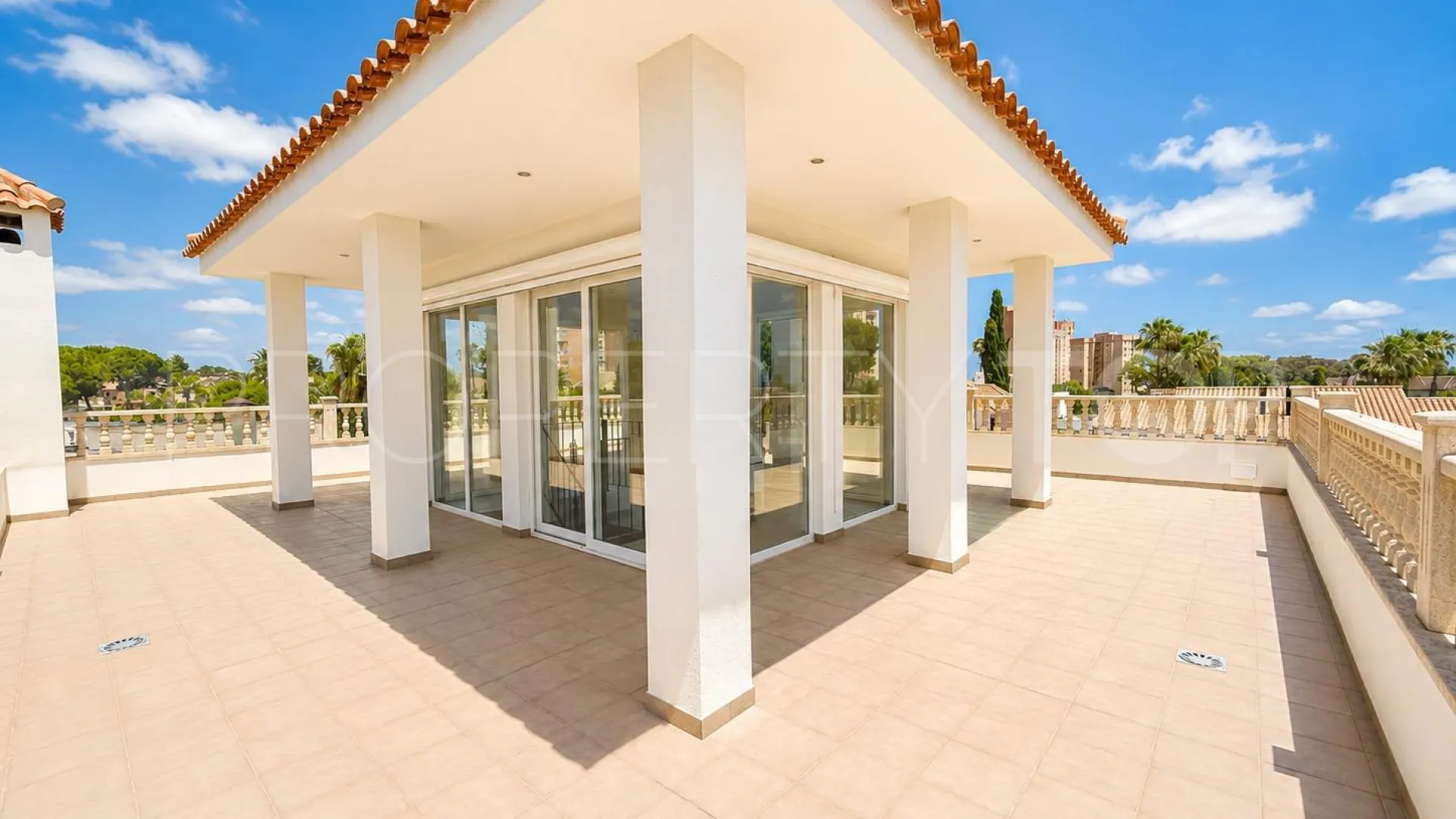 Villa con 4 dormitorios a la venta en Villamartin