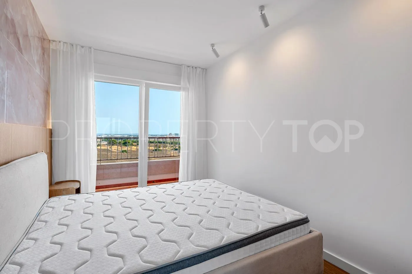 Apartamento de 2 dormitorios a la venta en Punta Prima