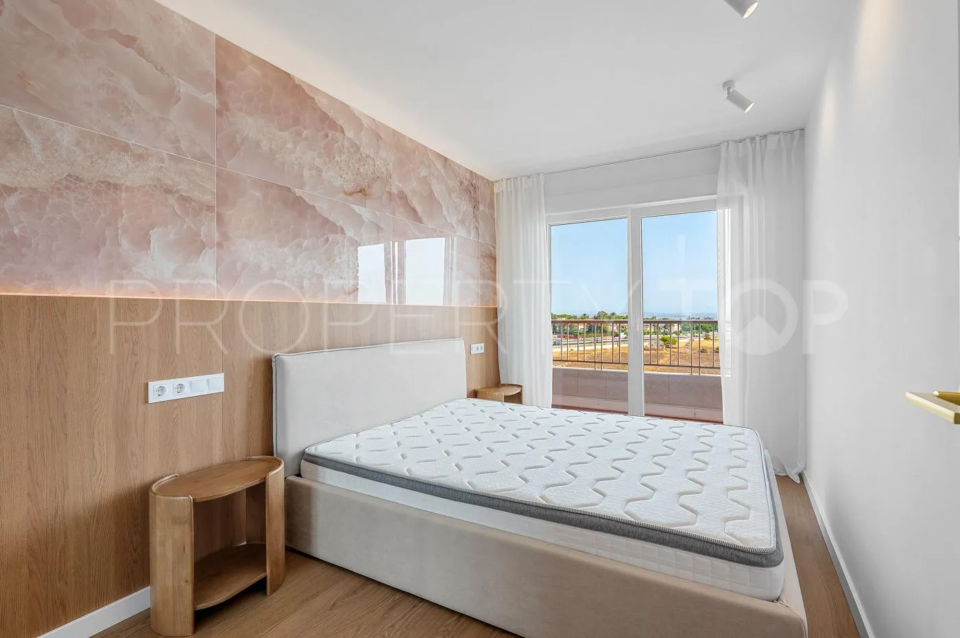 Apartamento de 2 dormitorios a la venta en Punta Prima