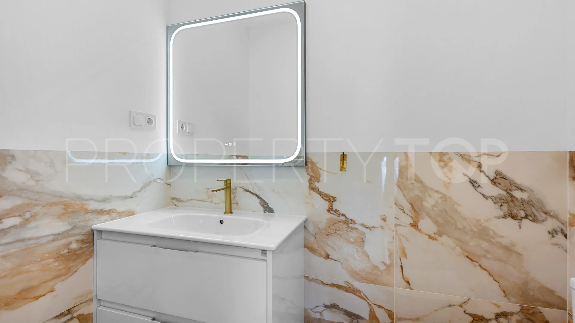 Apartamento de 2 dormitorios a la venta en Punta Prima