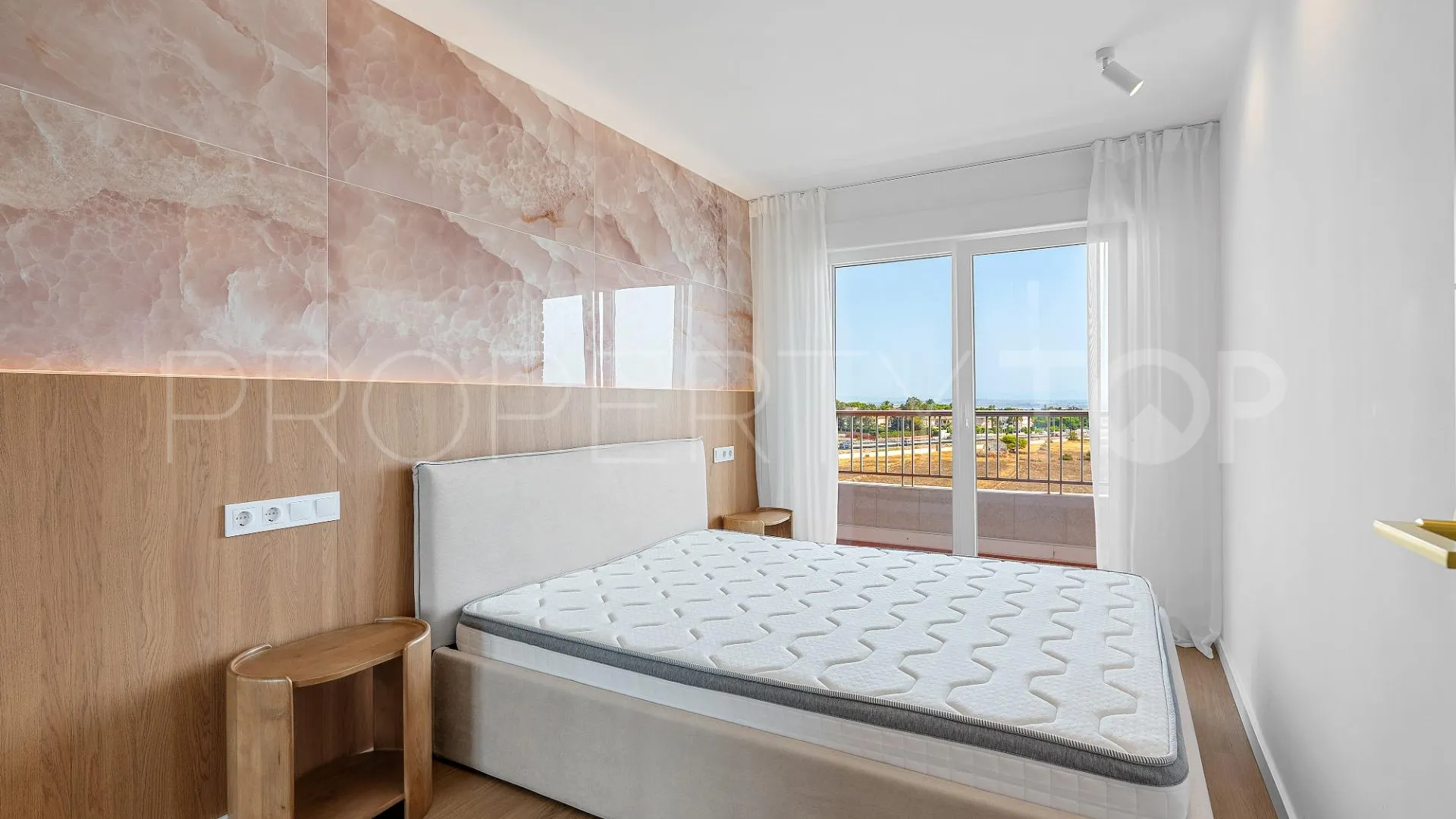 Apartamento de 2 dormitorios a la venta en Punta Prima