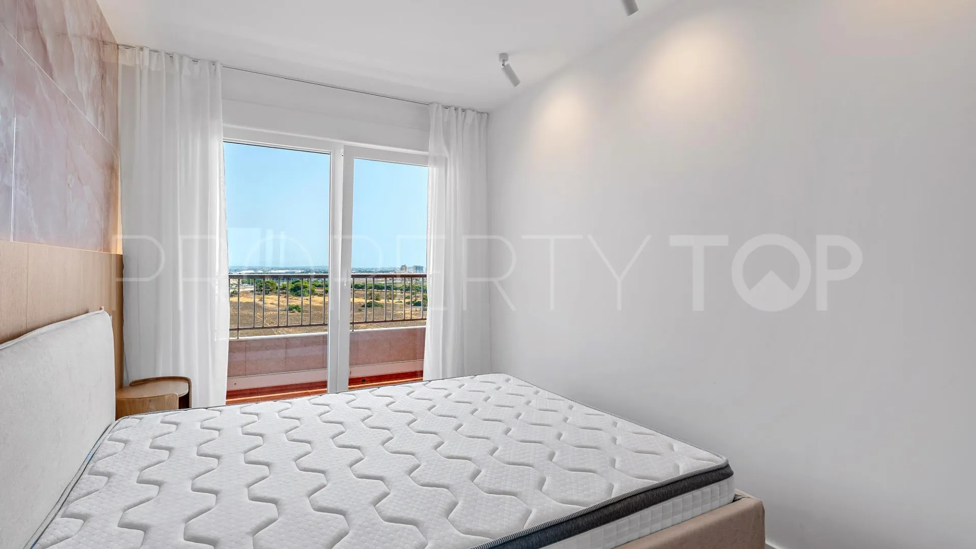 Apartamento de 2 dormitorios a la venta en Punta Prima