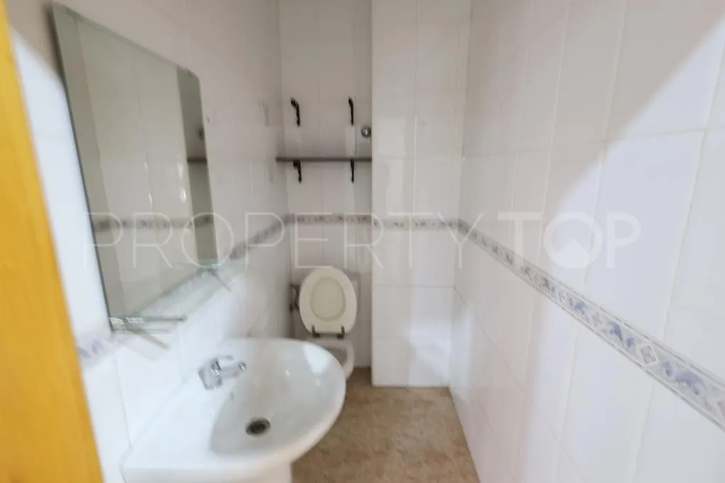 Se vende local comercial con 1 dormitorio en Torrevieja