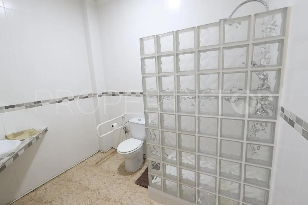 Se vende local comercial con 1 dormitorio en Torrevieja