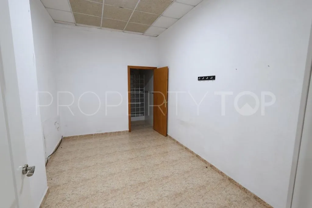 Se vende local comercial con 1 dormitorio en Torrevieja