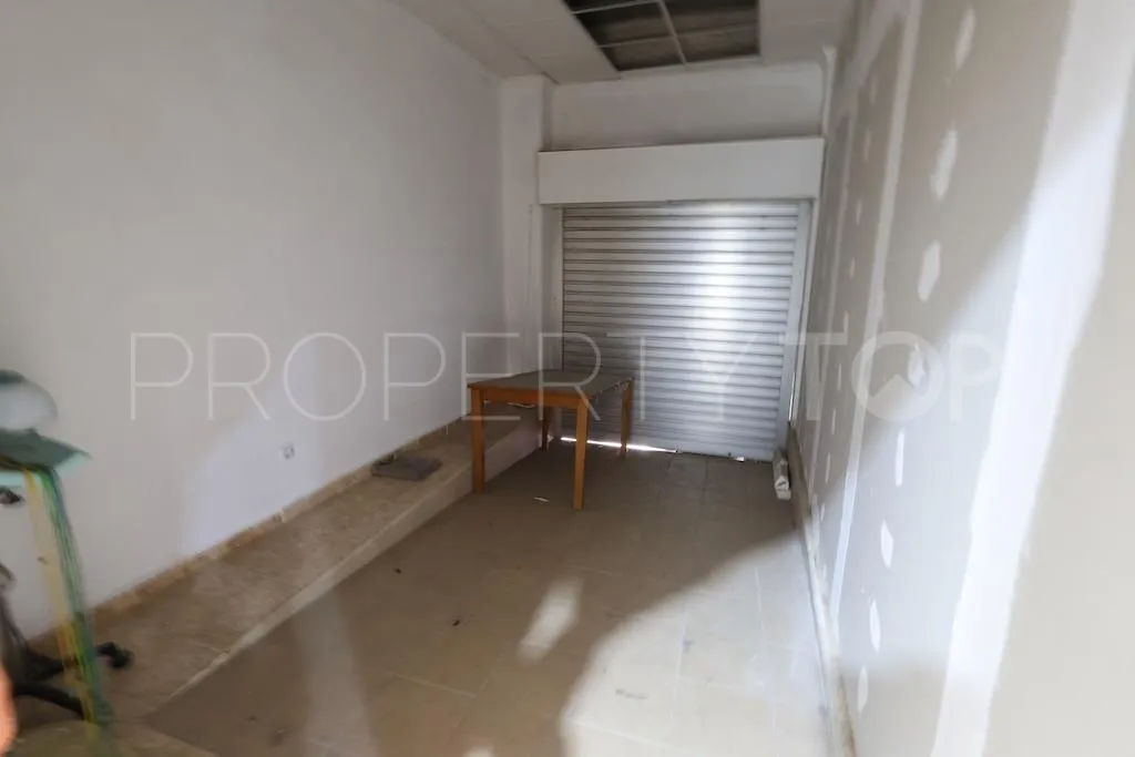 Se vende local comercial con 1 dormitorio en Torrevieja