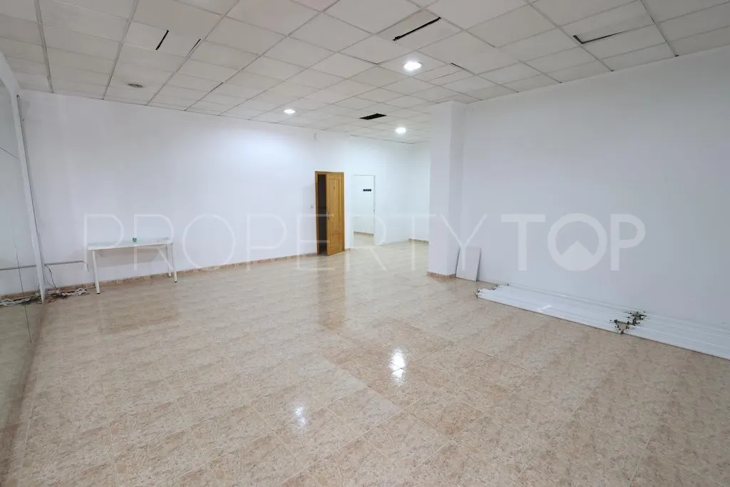 Se vende local comercial con 1 dormitorio en Torrevieja