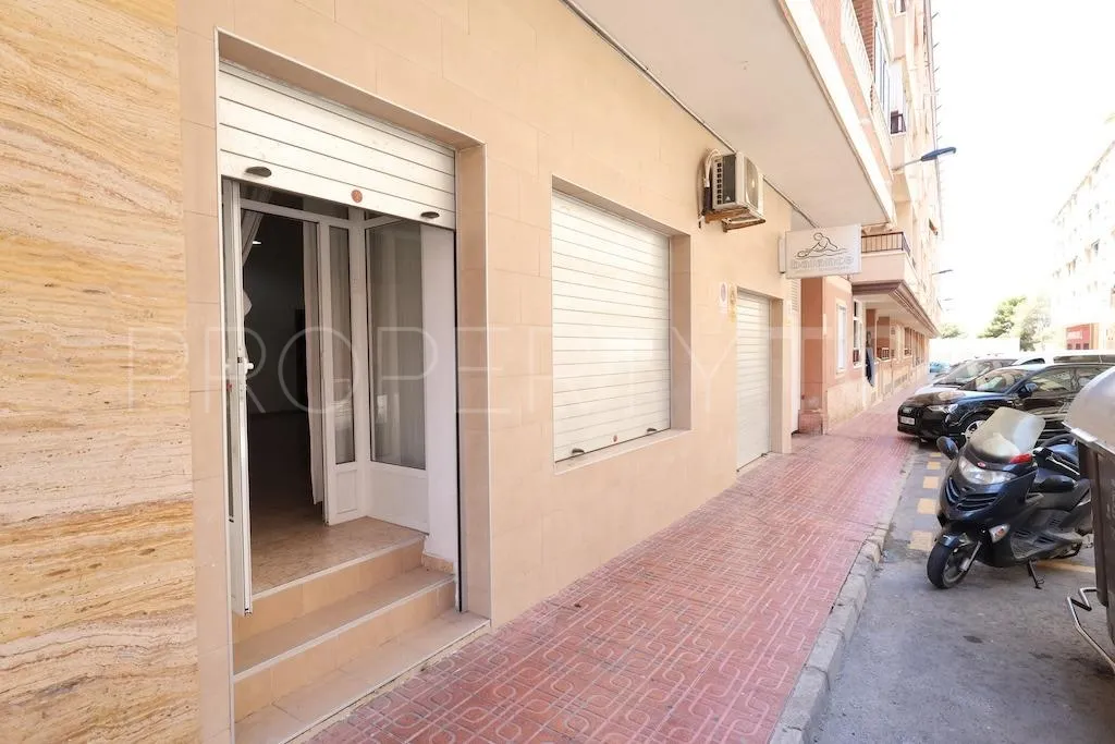 Se vende local comercial con 1 dormitorio en Torrevieja