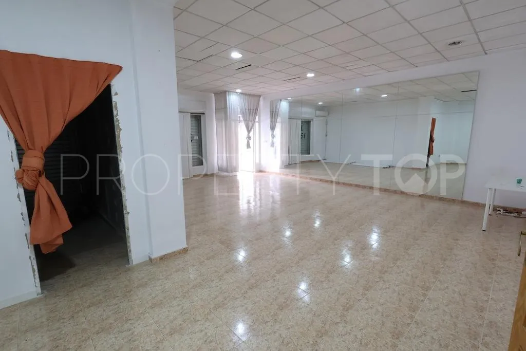 Se vende local comercial con 1 dormitorio en Torrevieja