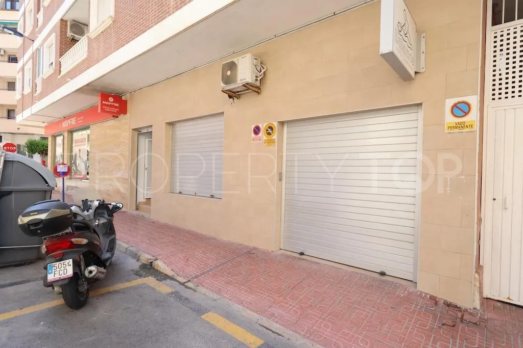 Se vende local comercial con 1 dormitorio en Torrevieja