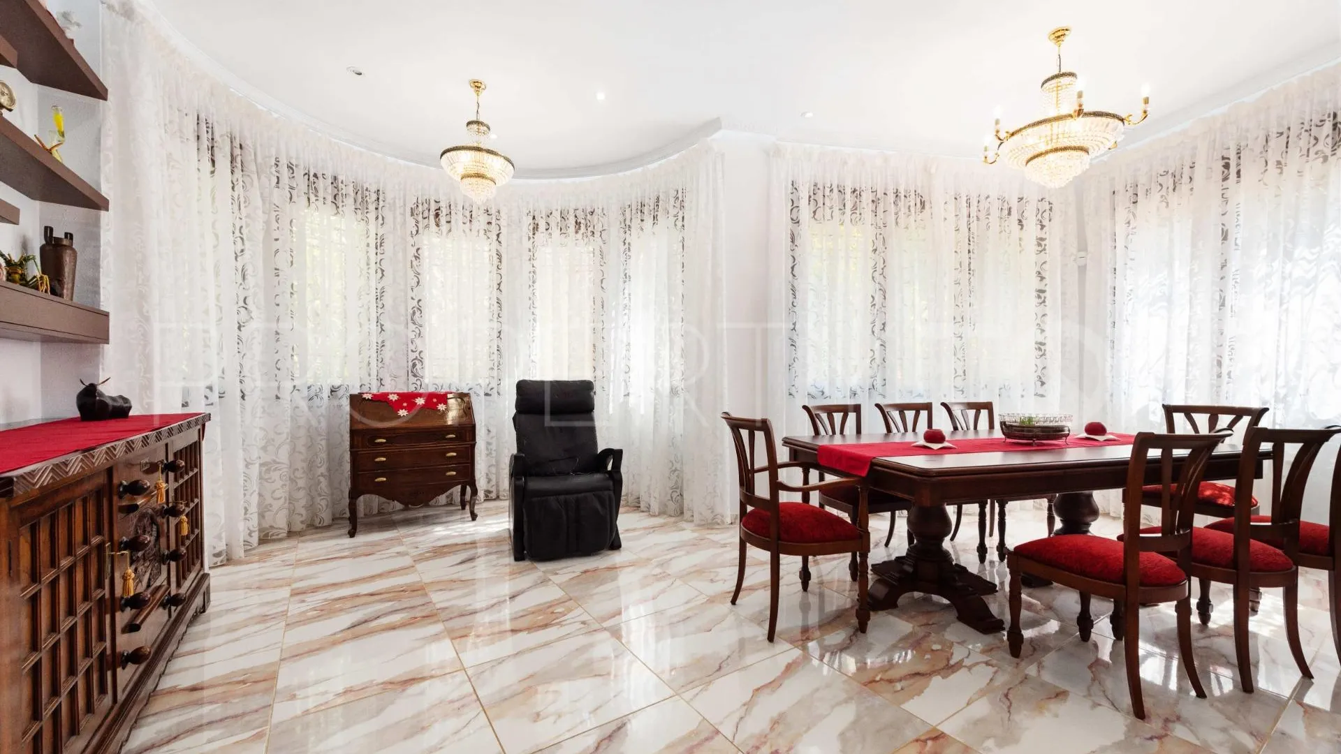 Villa for sale in Villamartin with 4 bedrooms