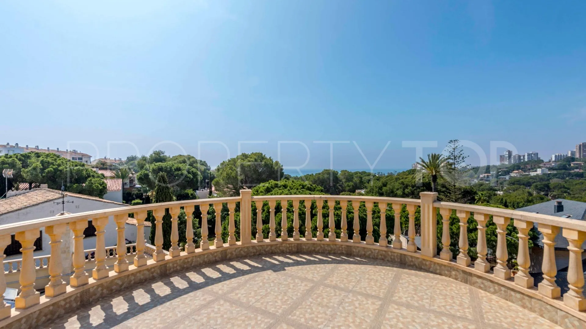 Villa for sale in Villamartin with 4 bedrooms