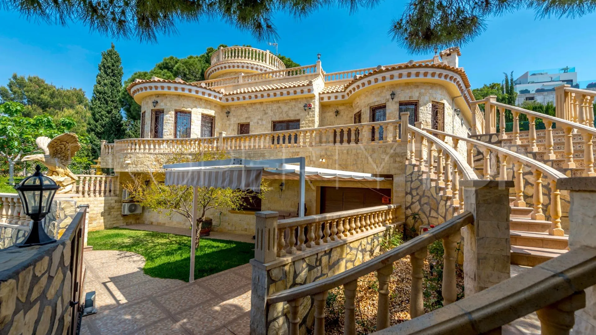 Villa for sale in Villamartin with 4 bedrooms