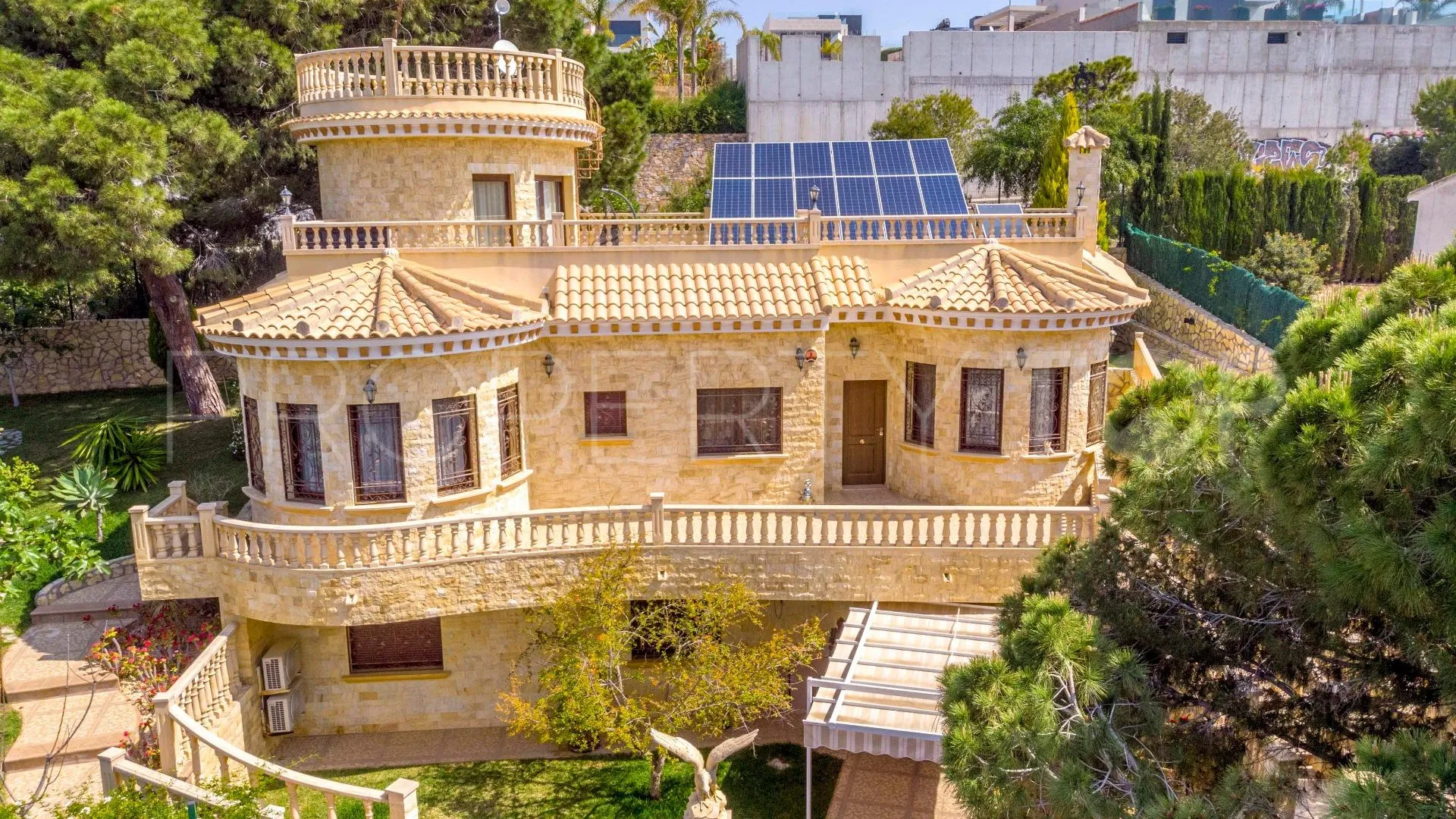 Villa for sale in Villamartin with 4 bedrooms