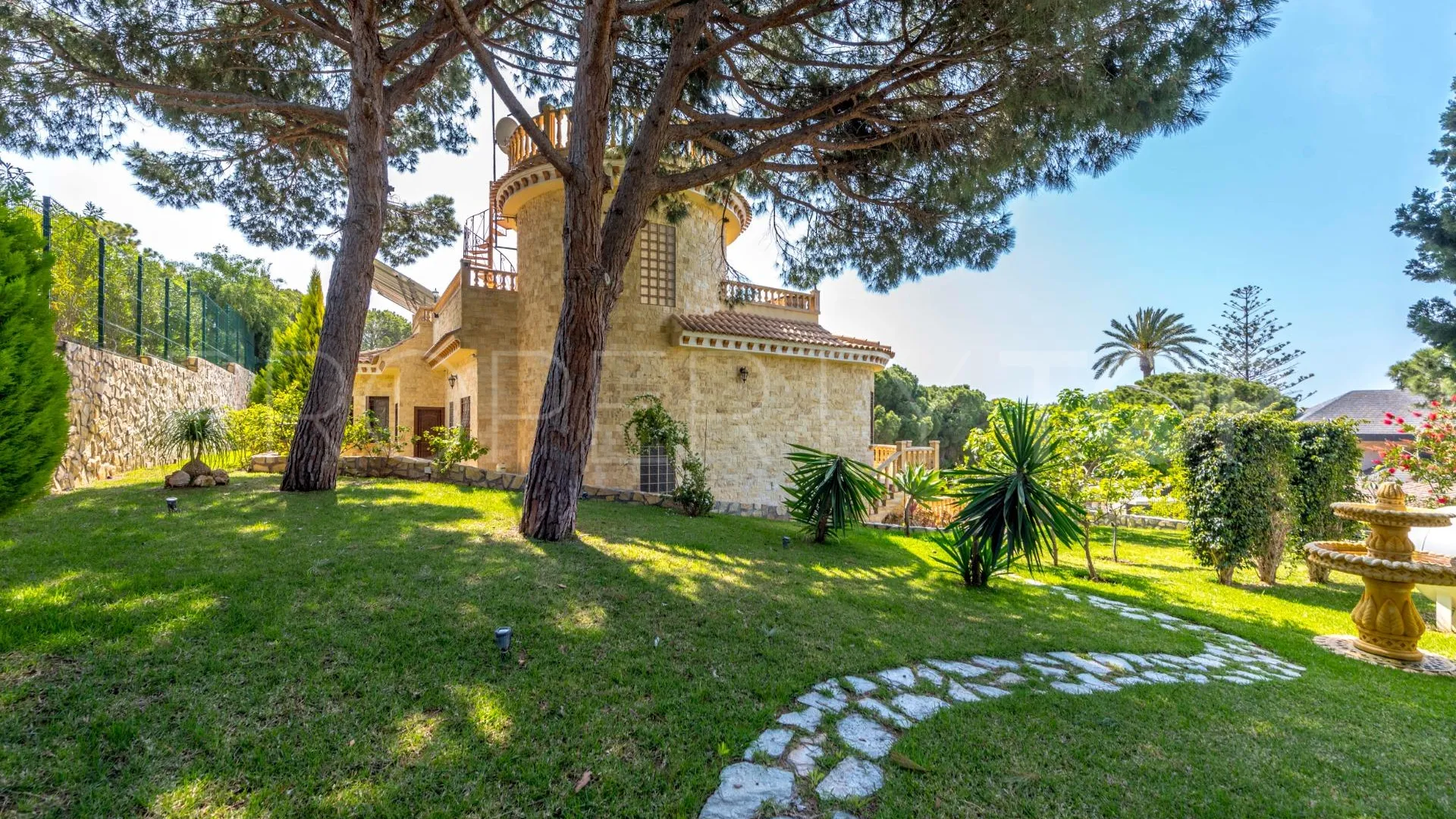 Villa for sale in Villamartin with 4 bedrooms