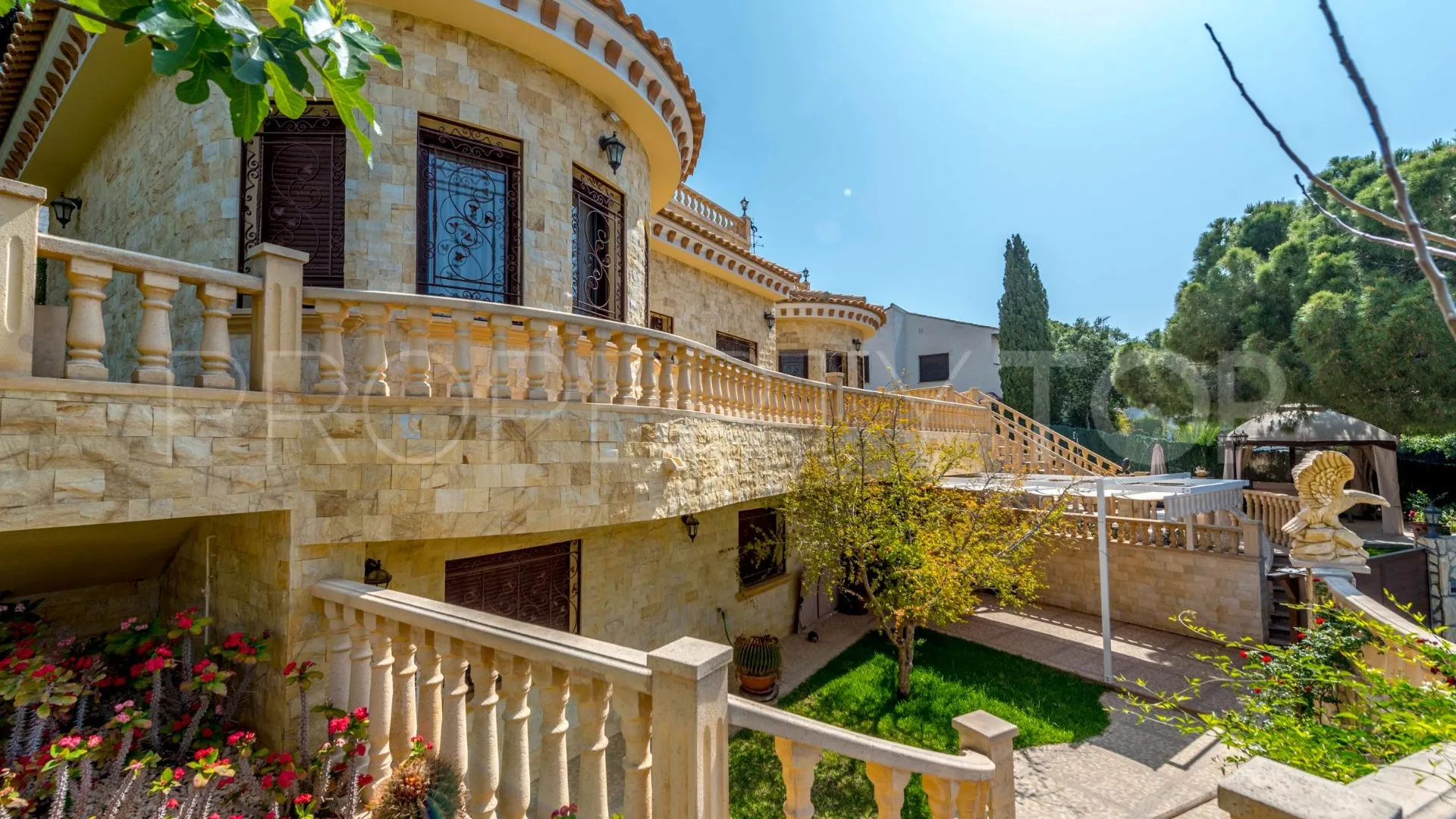 Villa for sale in Villamartin with 4 bedrooms