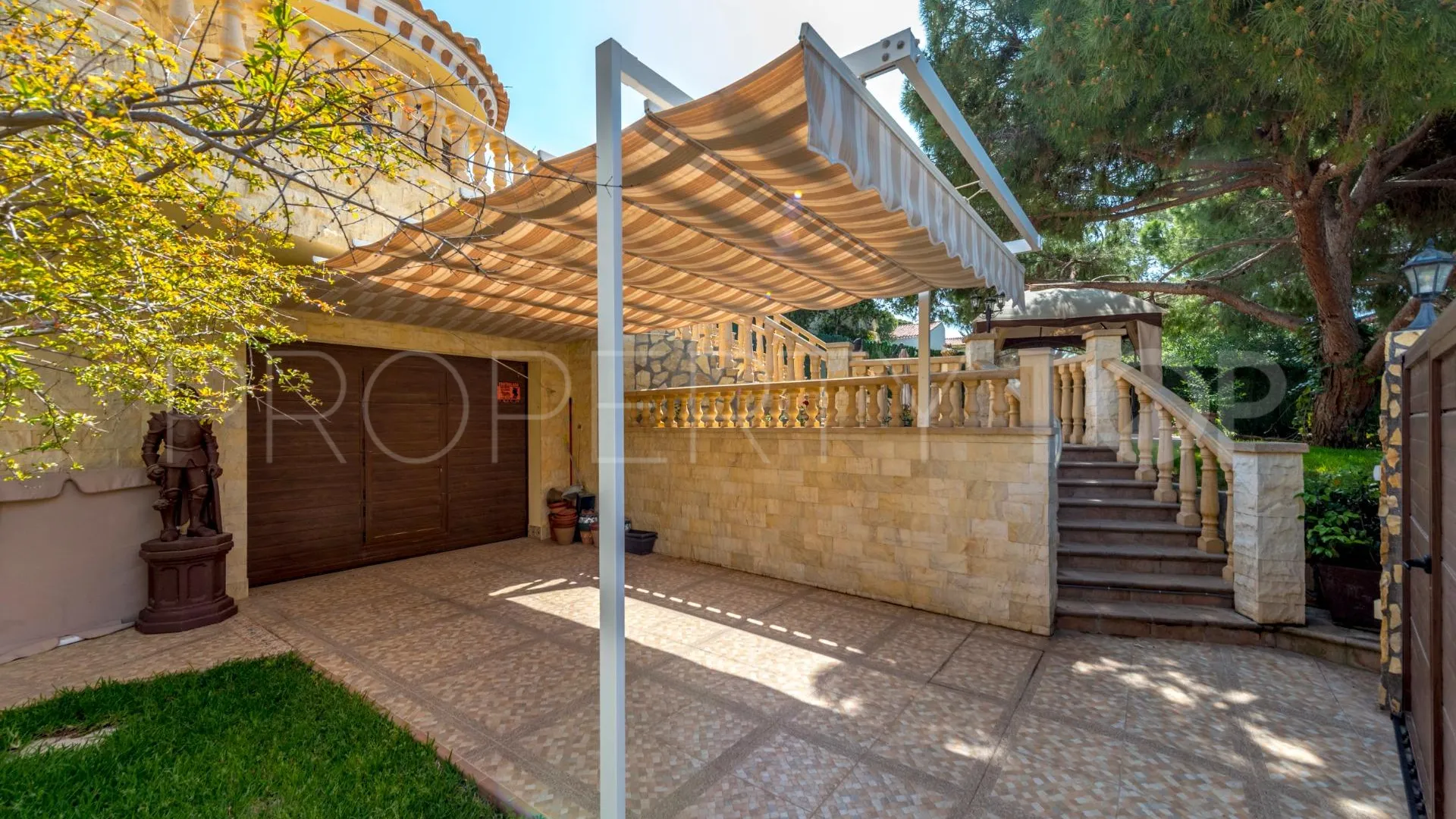 Villa for sale in Villamartin with 4 bedrooms