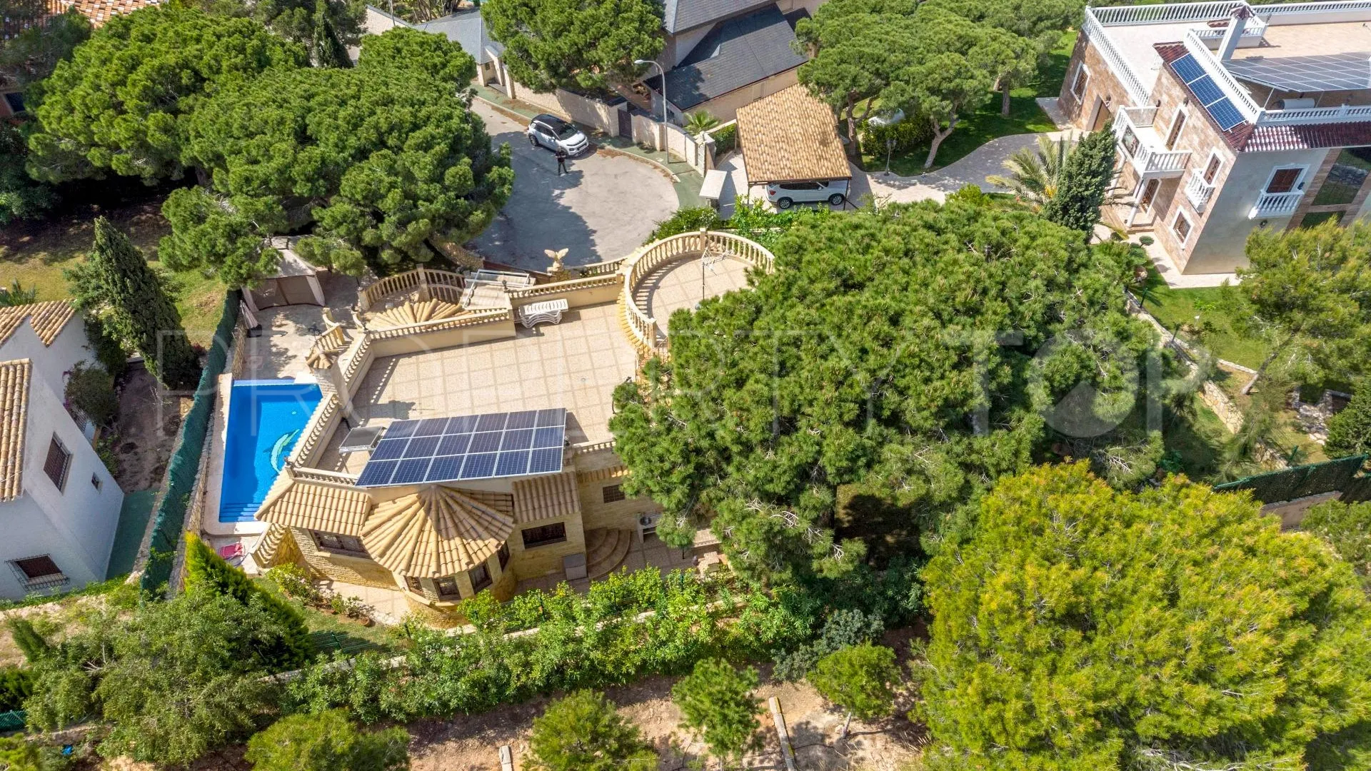 Villa for sale in Villamartin with 4 bedrooms