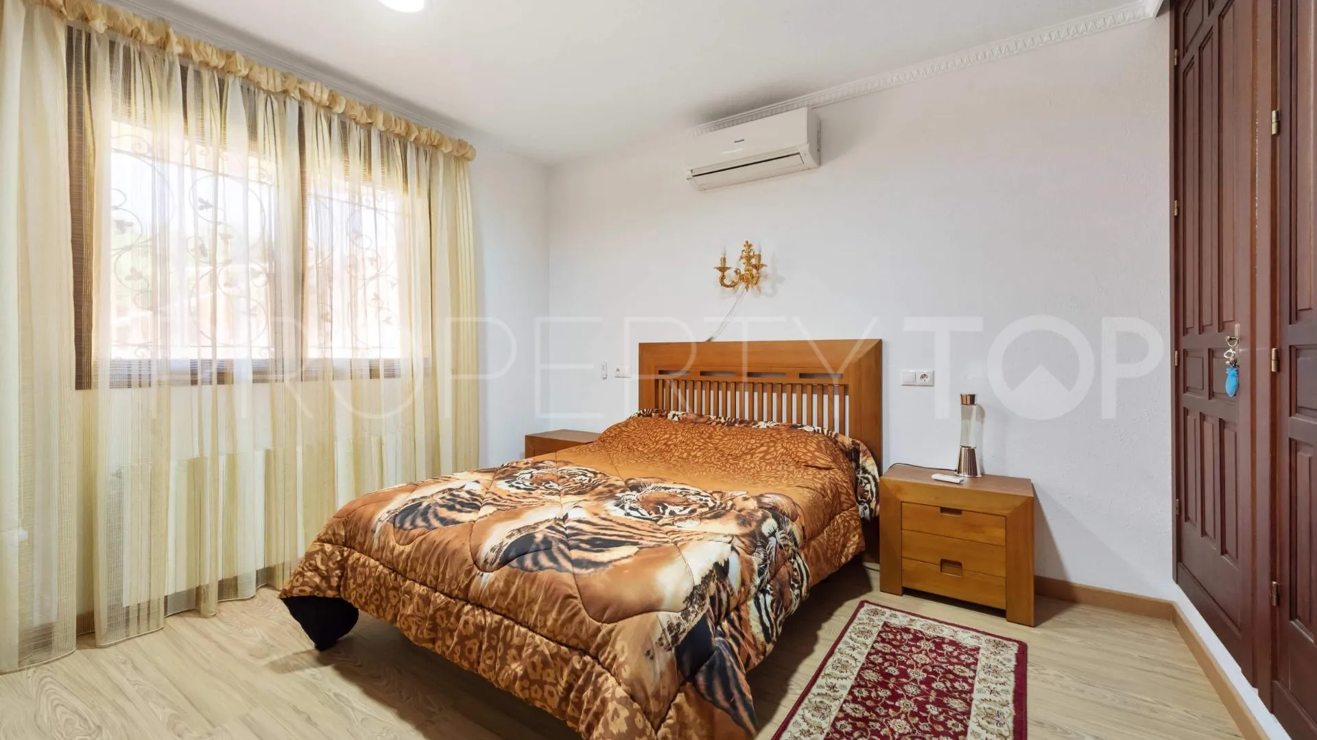 Villa for sale in Villamartin with 4 bedrooms